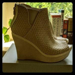 Adorable light tan Ugg wedges Size 8.